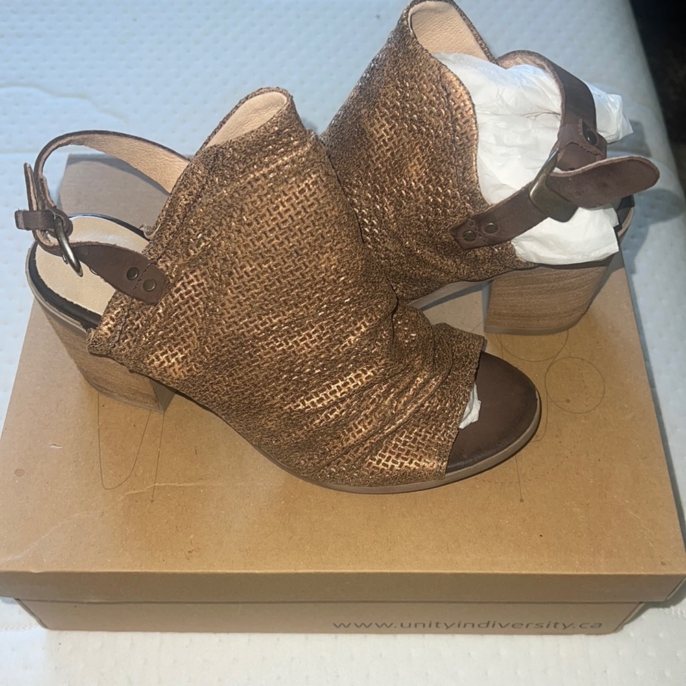 Unity in Diversity Fritia Peep toe slingback in Bronze